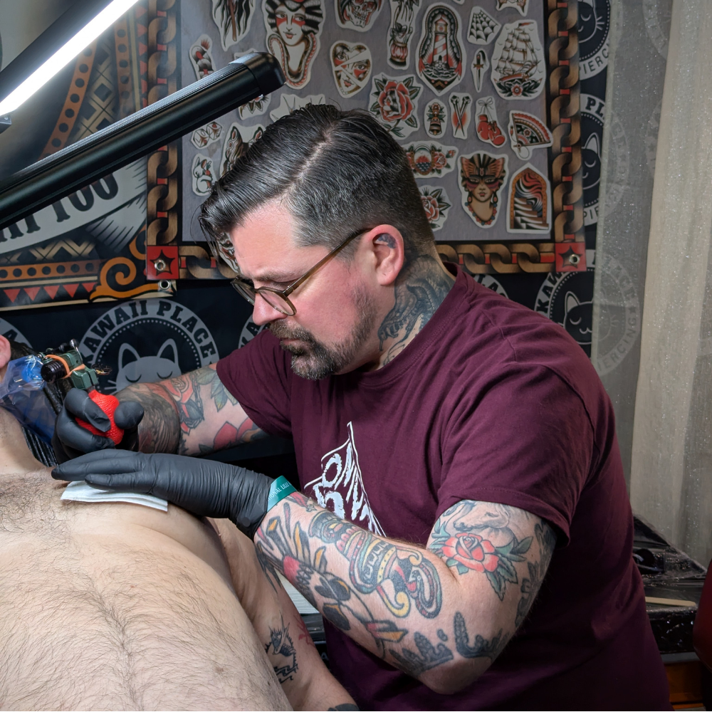 photo du tatoueur amazing gérard en train de réaliser un tatouage traditionnel a lille