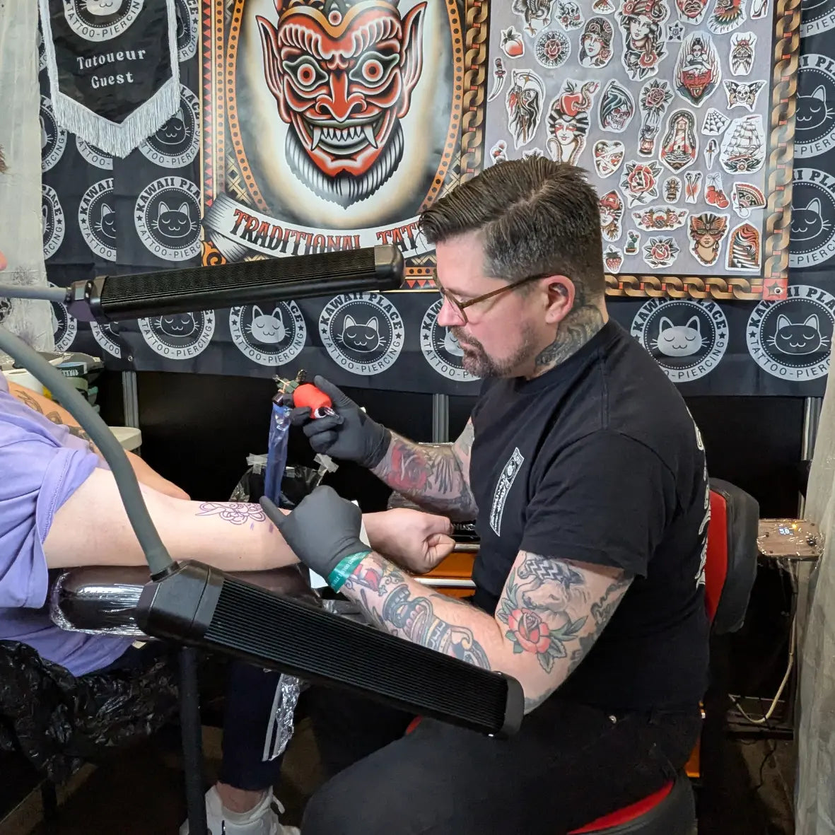 photo du tatoueur amazing gérard en train de tatouer a la lille tattoo convention