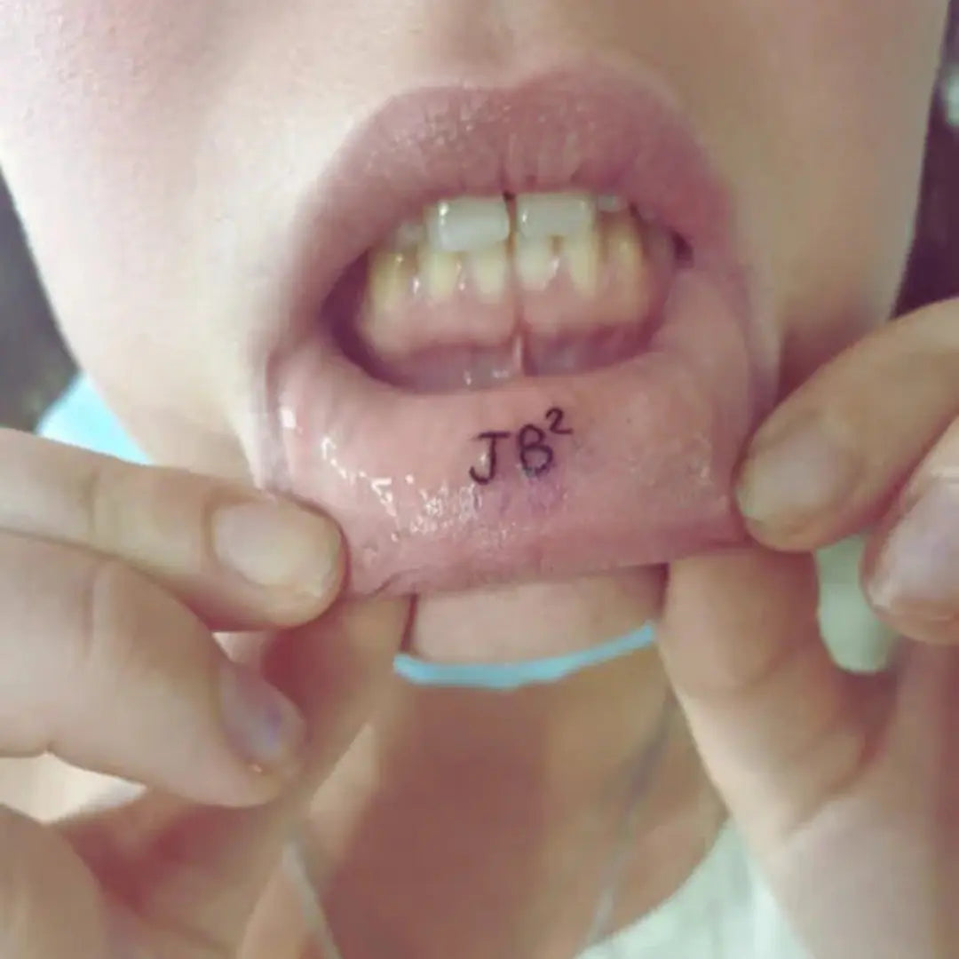Tatouage sur l'intérieur des lèvres : ce qu'il faut savoir ! - Kawaii Place piercing
