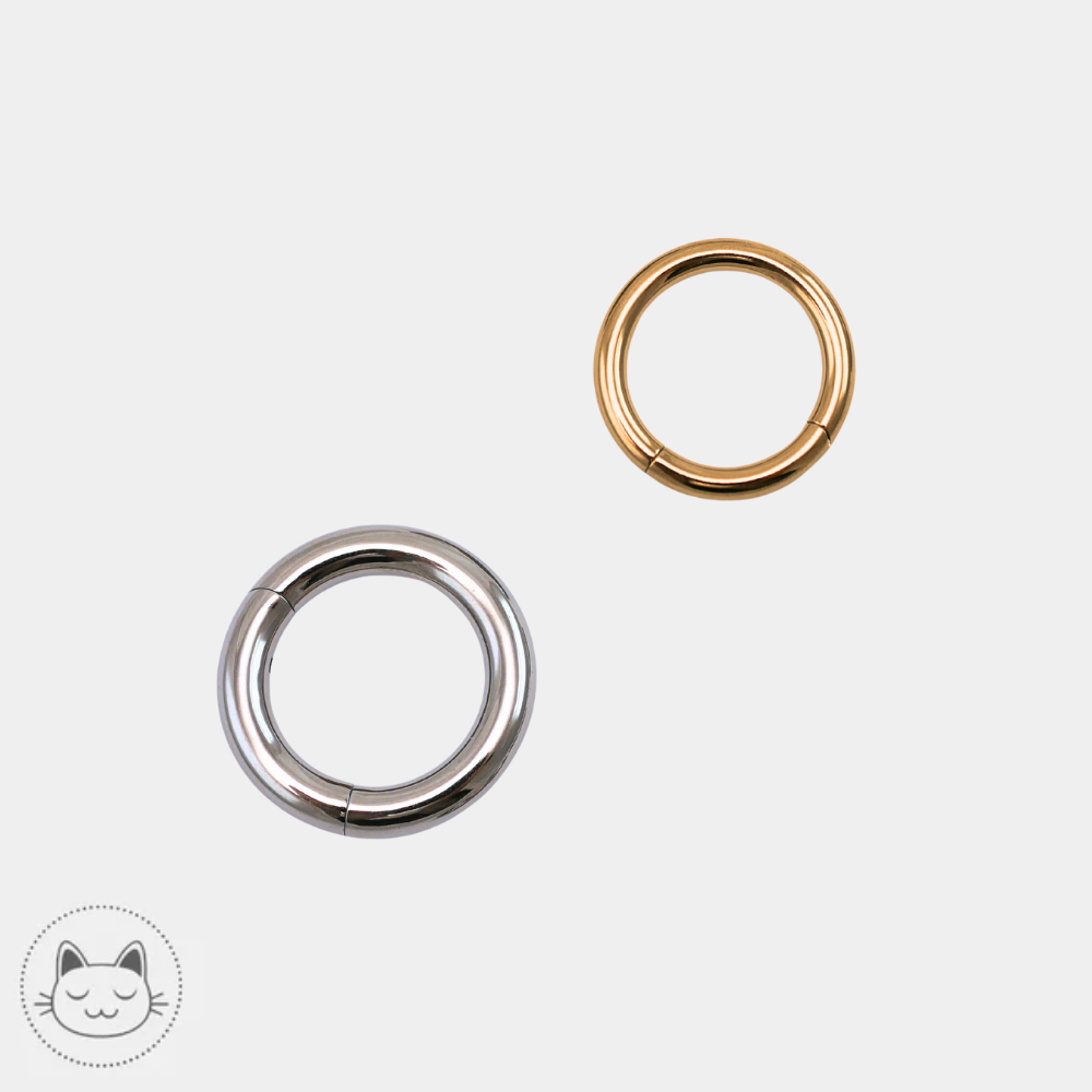 2 anneaux de différentes tailles et épaisseurs au choix, en titane gris argenté et en doré, avec fermeture de type clicker, disponibles à Lille chez kawaii place