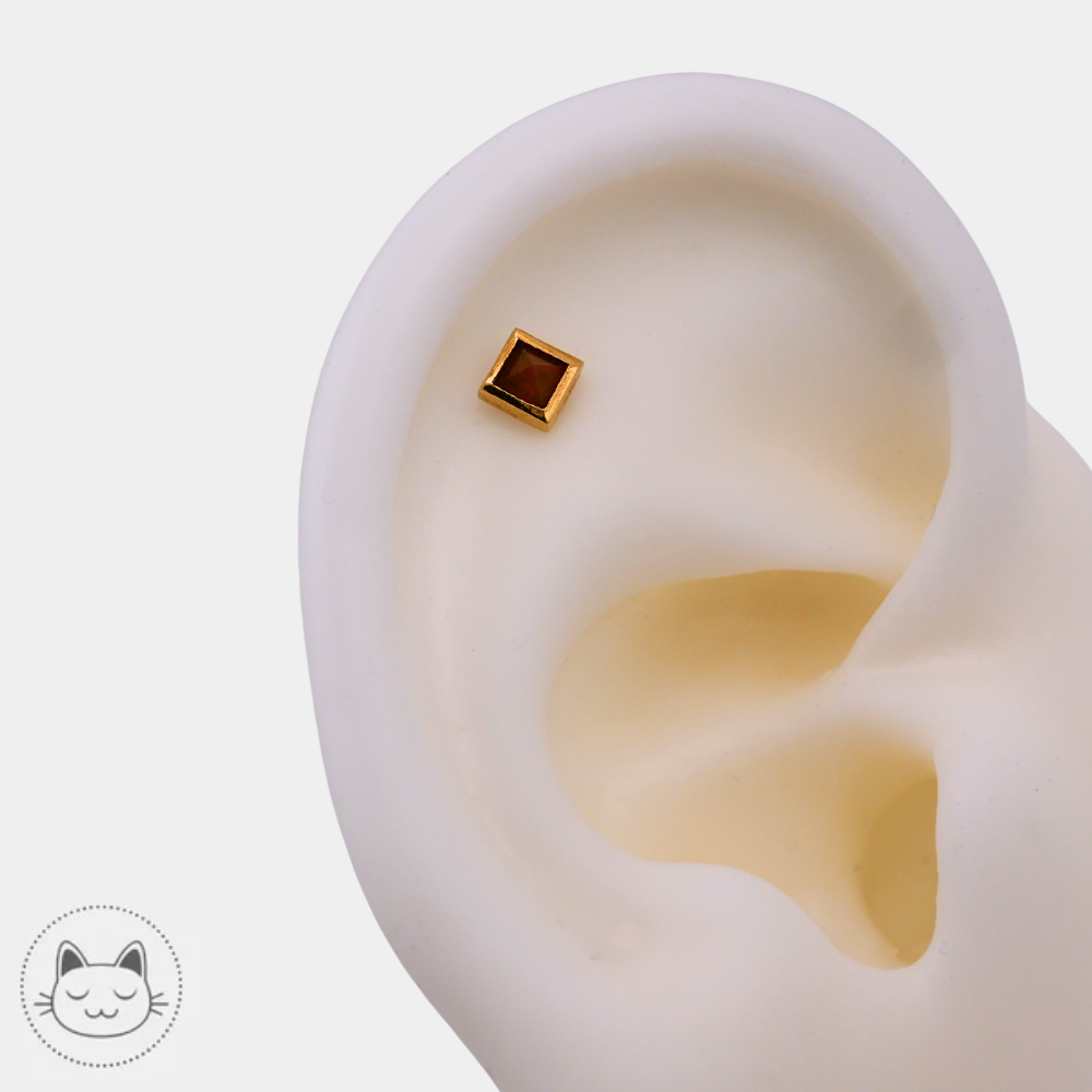 Sébastienne - Golden Square - Opale rouge Kawaii Place piercing
