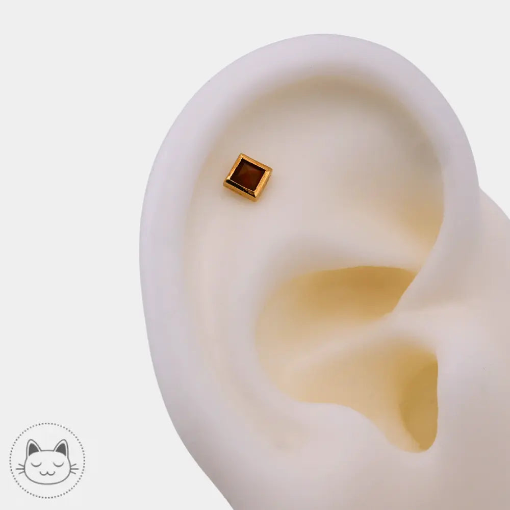 Sébastienne - Golden Square - Opale rouge Kawaii Place piercing