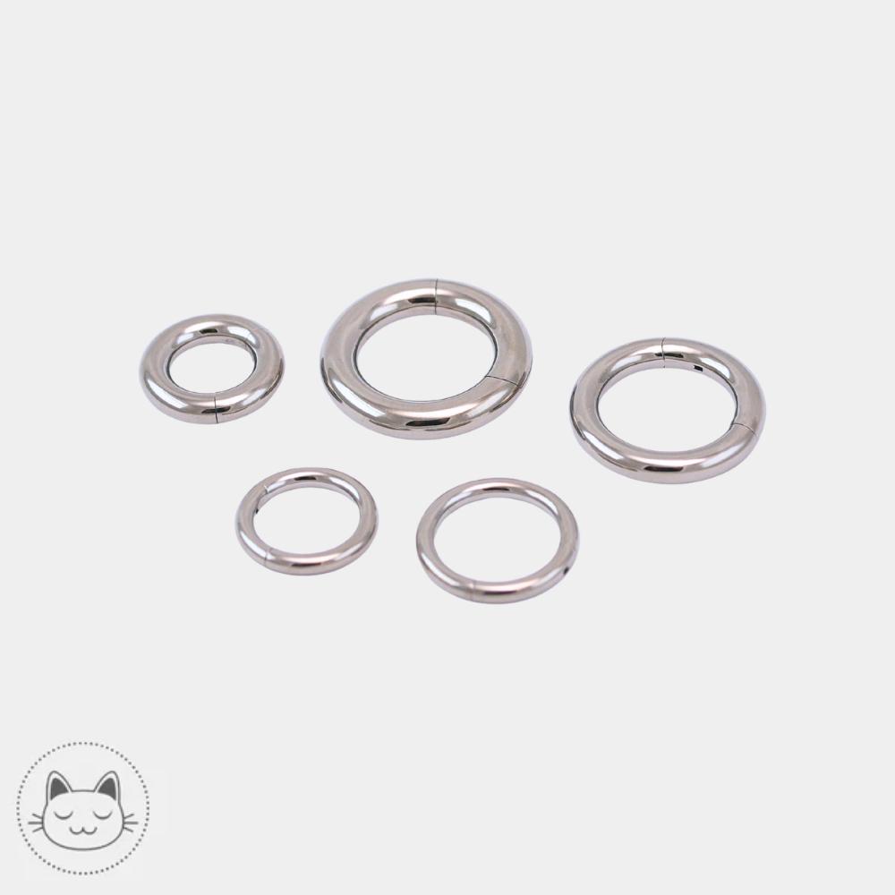 5 anneaux de différentes tailles et épaisseurs au choix, en titane gris argenté, avec fermeture de type clicker, vue de coté, disponibles à Lille chez kawaii place