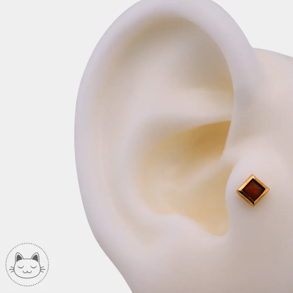 Sébastienne - Golden Square - Opale rouge Kawaii Place piercing