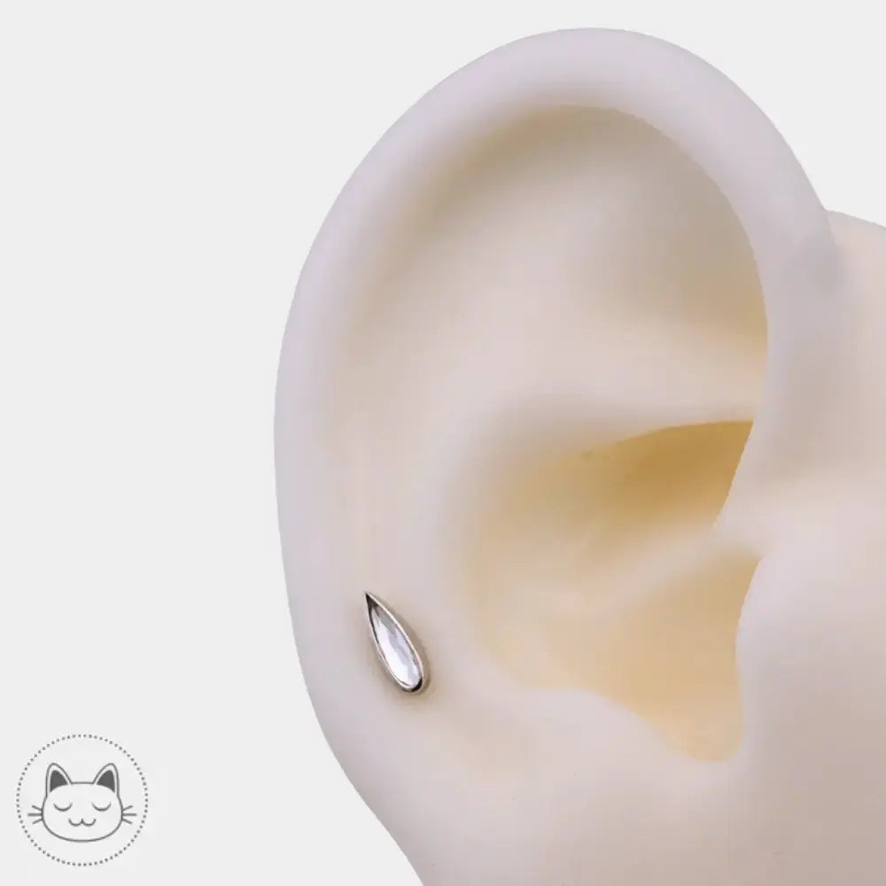 Détail bijou Auris zircon blanc