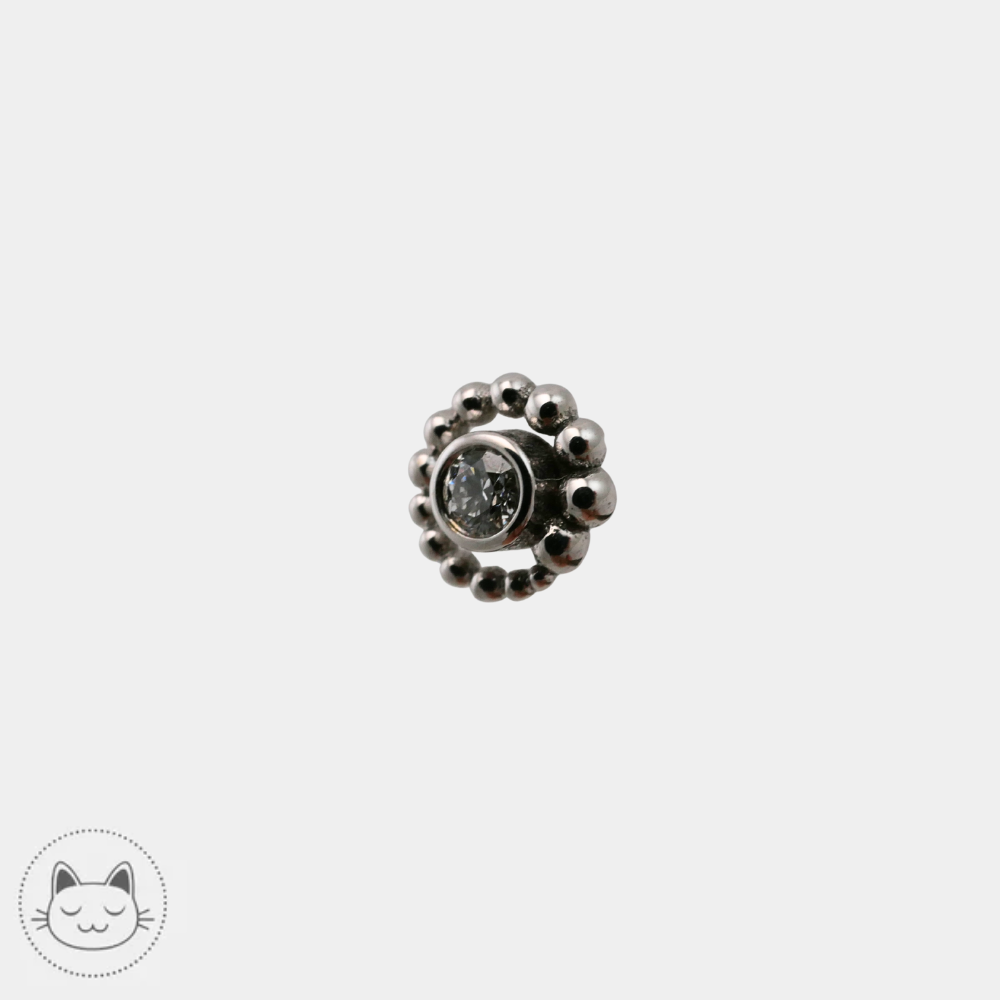 Vue du piercing BVLA Tiny Beaded Swirl serti d’un diamant blanc