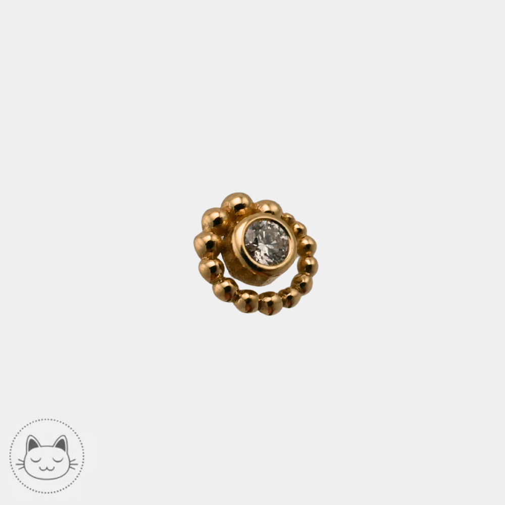 Vue du piercing BVLA Tiny Beaded Swirl serti d’un diamant blanc