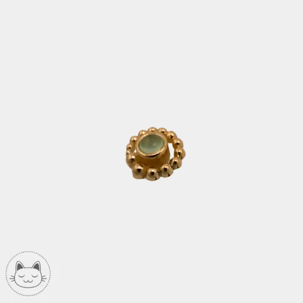 Vue du piercing BVLA Tiny Beaded Swirl serti de chrysoprase