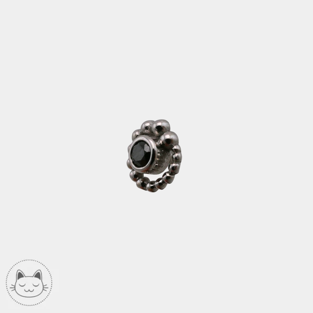 Vue du piercing BVLA Tiny Beaded Swirl en diamant noir