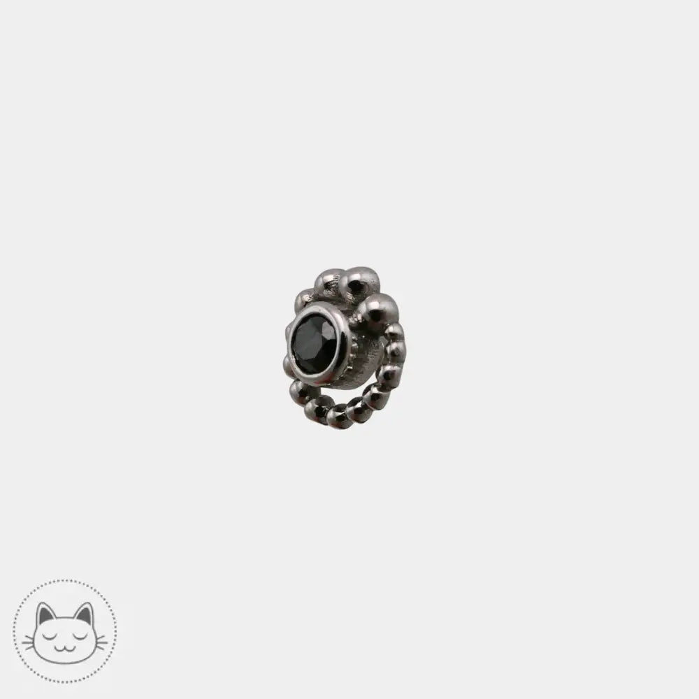 Vue du piercing BVLA Tiny Beaded Swirl en diamant noir