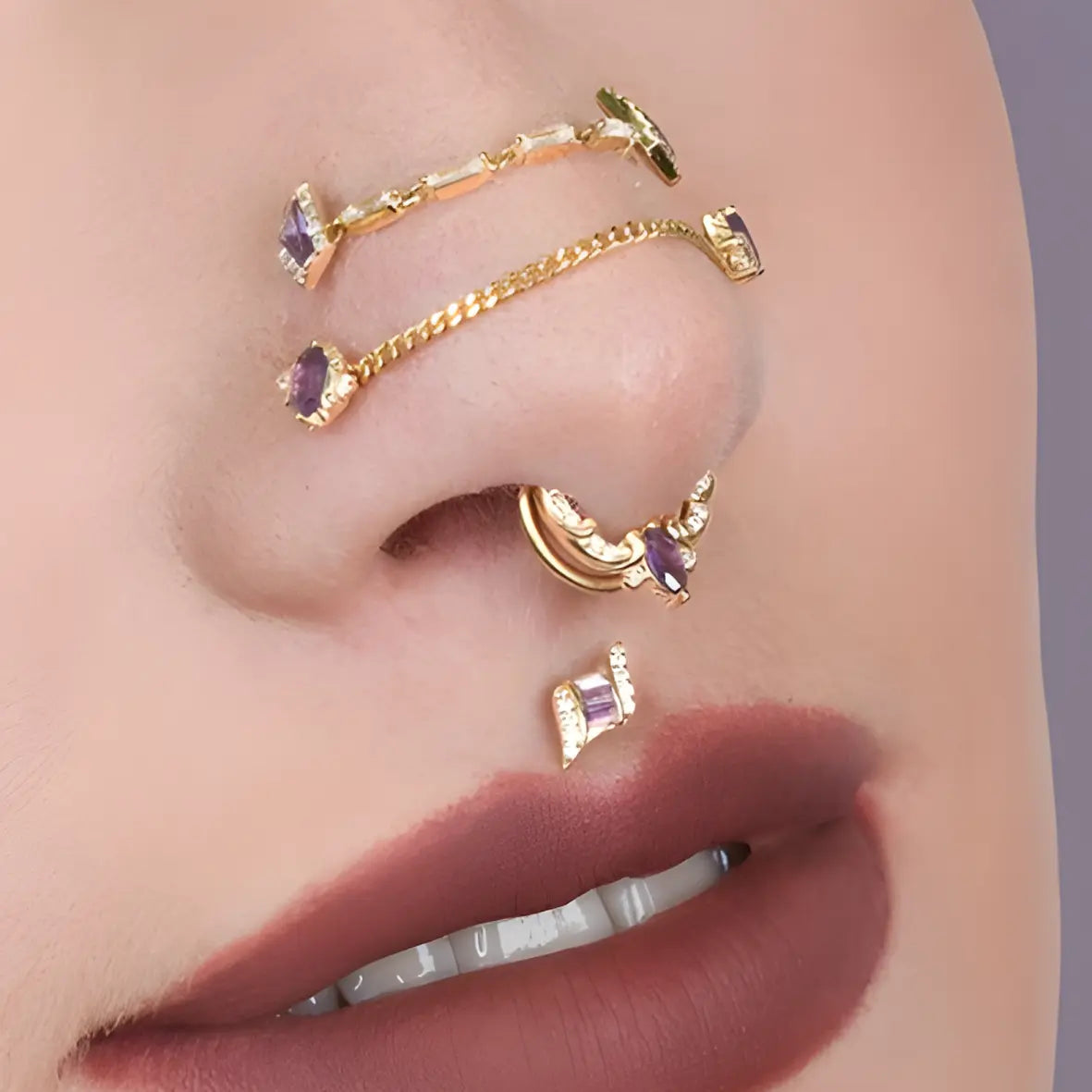 Bijou Coterie en or 14k avec améthyste porté sur un piercing daith, montrant un rendu élégant proposé chez Kawaii Place à Lille.