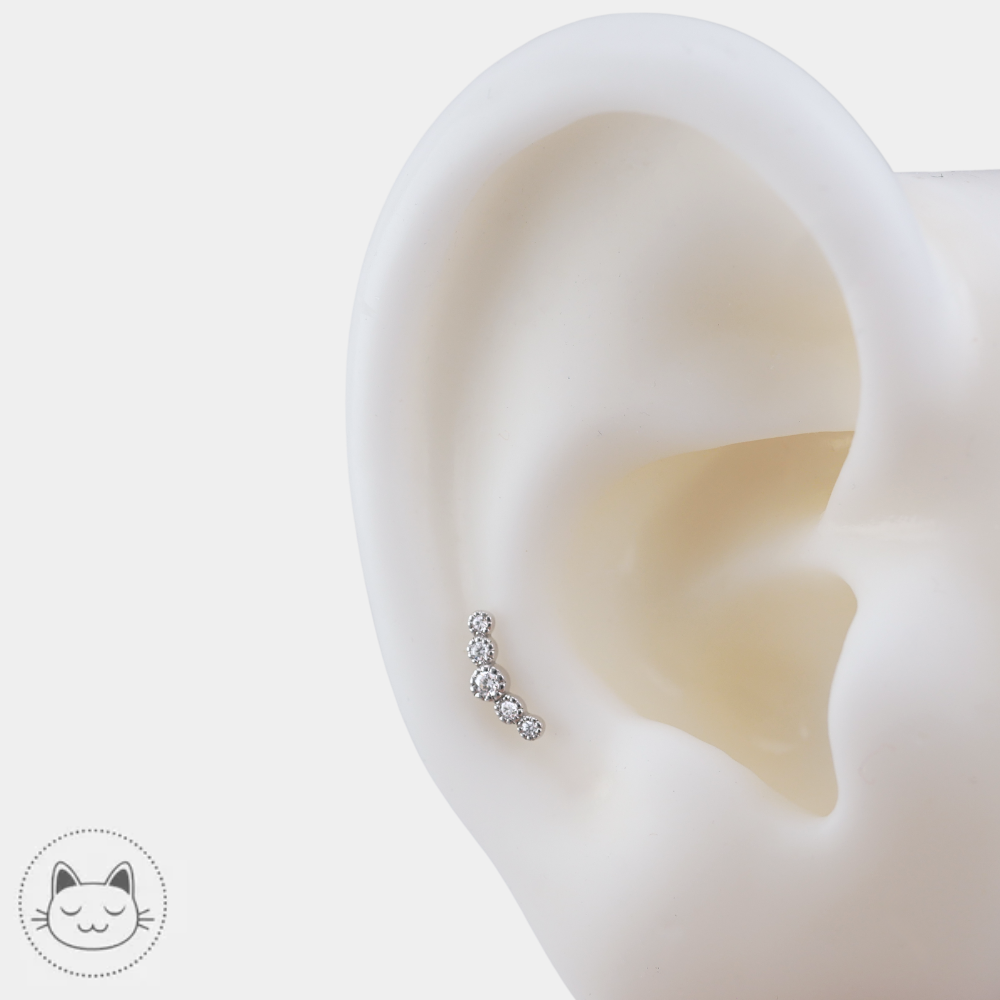 Bijou Infinity Buddha Jewelry en or 14 carats et zircons blancs porté au lobe