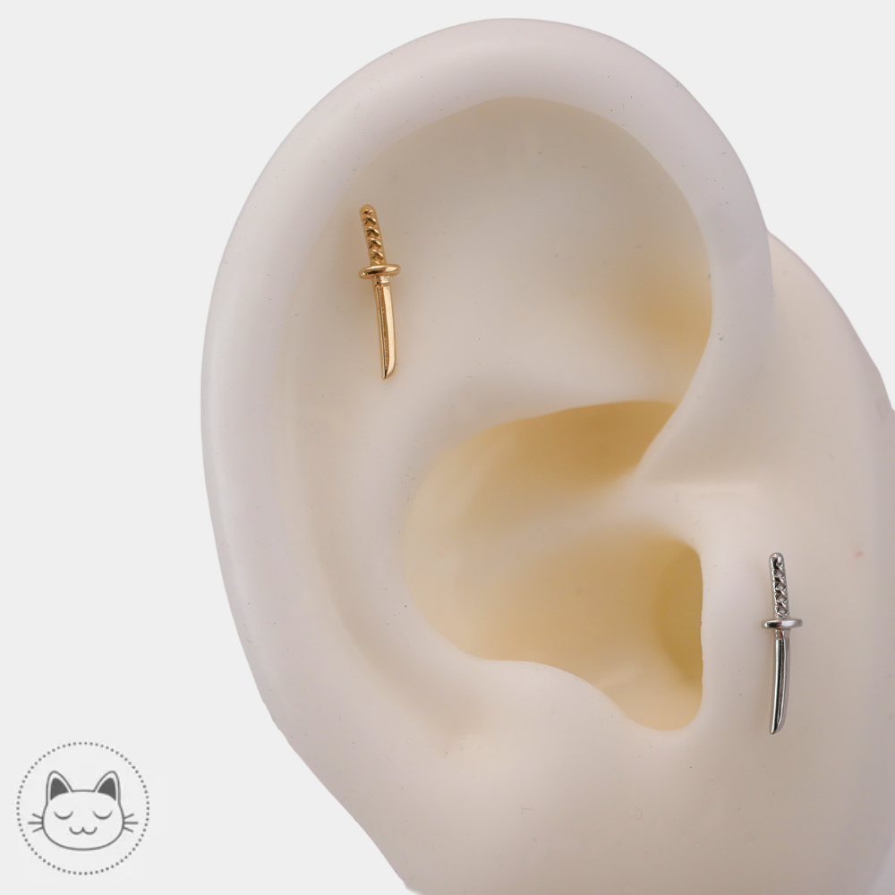 Le modèle Tantō de Naga revisite l’esthétique japonaise traditionnelle dans un bijou de piercing en or 14 carats élégant et minimaliste.