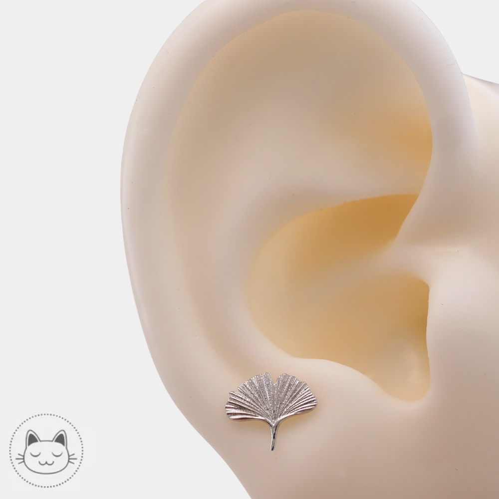 Bijou NAGA Gingko en or blanc 14 carats pour piercing flat, lobe, conch, hélix ou tragus