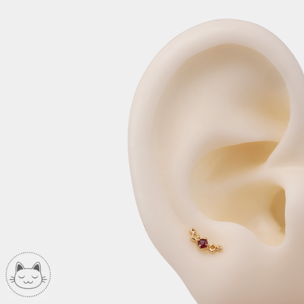Bijou piercing Sacred Symbols D15 en or jaune 14K pour rook, tragus et lobe
