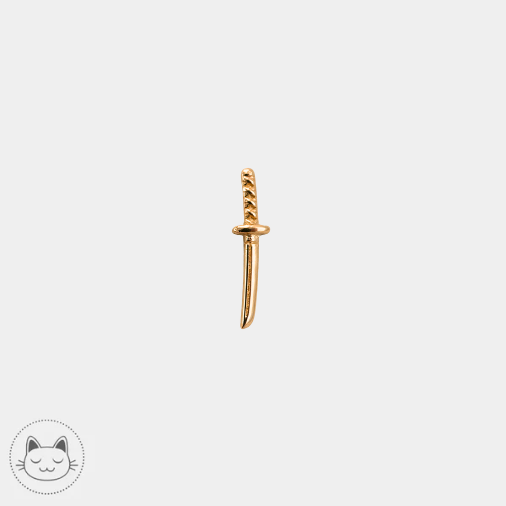 Inspiré du tantō japonais, ce bijou Naga en or jaune ou blanc 14 carats convient parfaitement aux piercings hélix et conch.