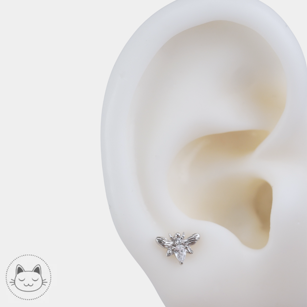 Détail des zircons blancs sur le bijou de piercing Bee Chic Buddha Jewelry