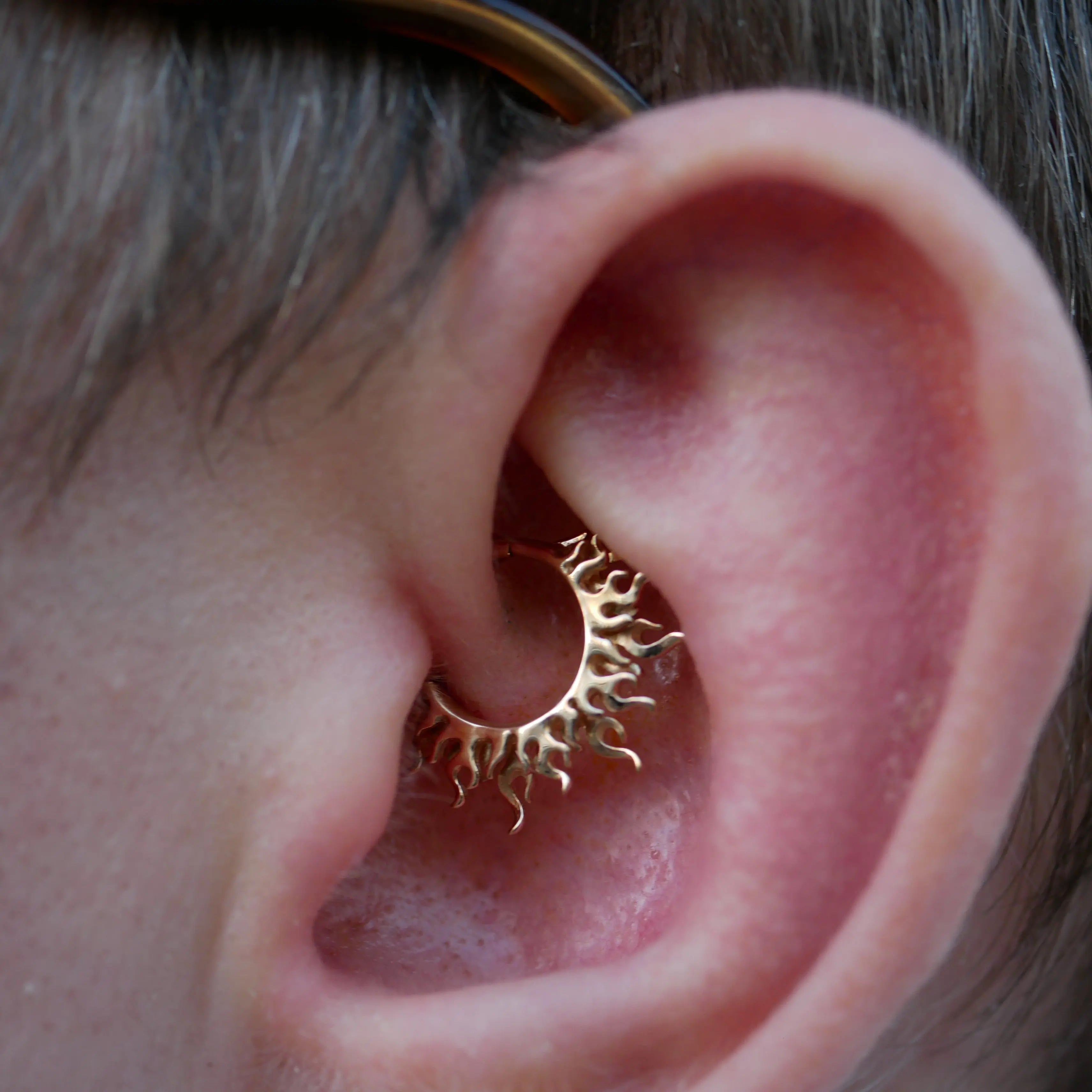 Naga Jewelry - Frying Sun - Or jaune 14 carats Kawaii Place piercing