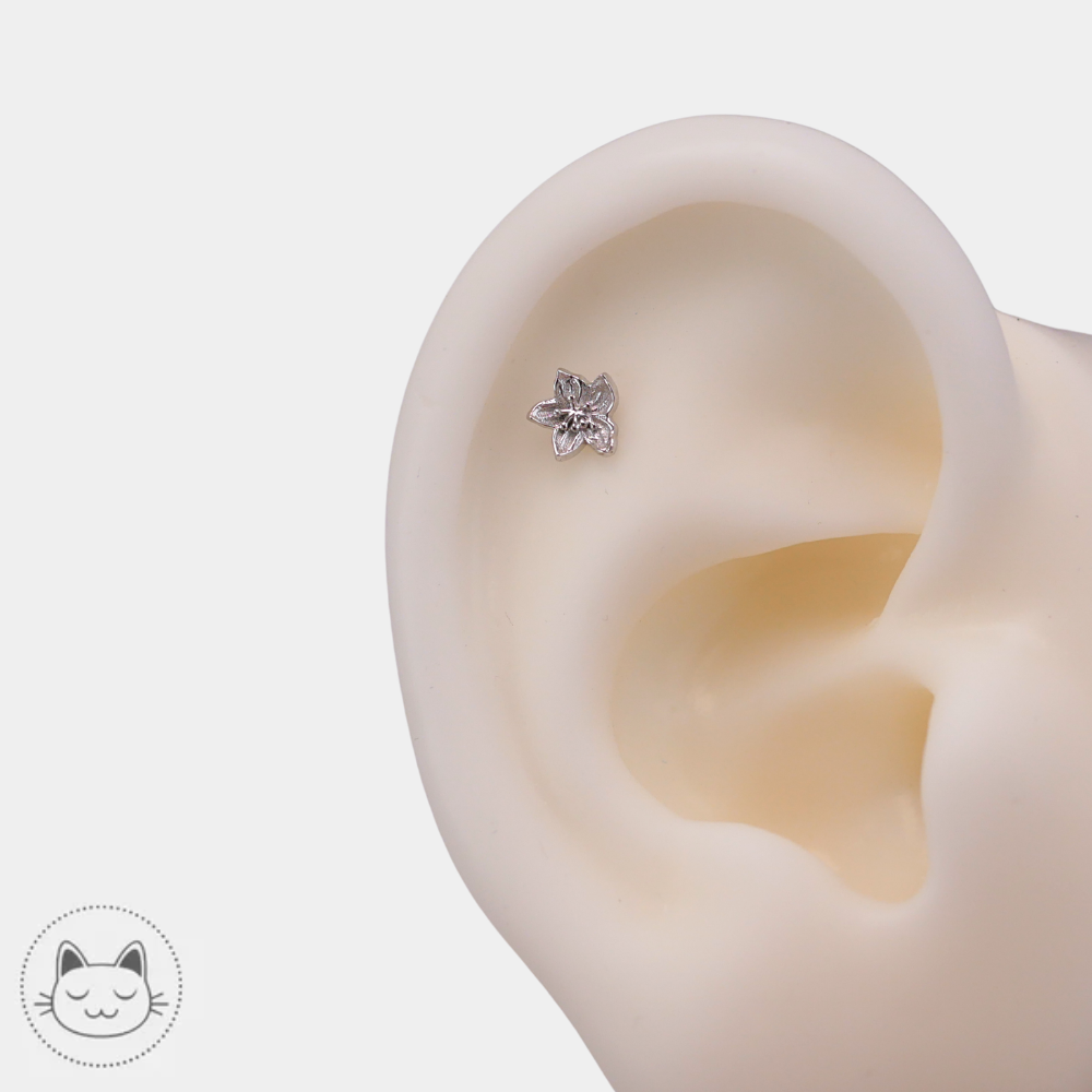 Bijou NAGA Flower en or blanc 14 carats pour piercing hélix