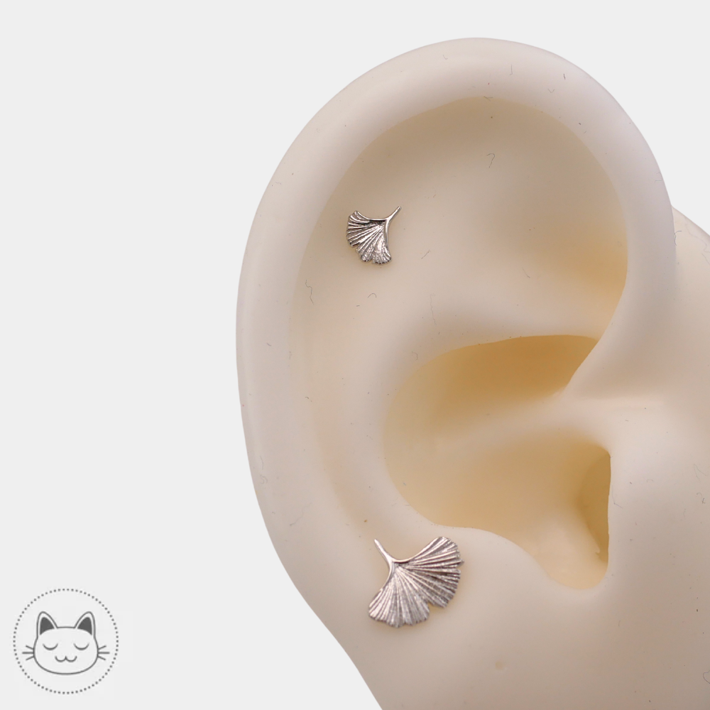Bijou de piercing NAGA Gingko en or blanc 14 carats pour flat, lobe, conch, hélix et tragus