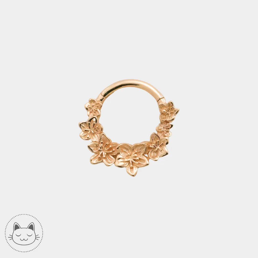 Naga Jewelry - Sakura no Ame - Anneau or jaune.
Anneau "clicker" 1,2 x 8 mm.
Collection Sakura. Idéal pour septum et daith.
Entrelacs de fleurs de Sakura.
