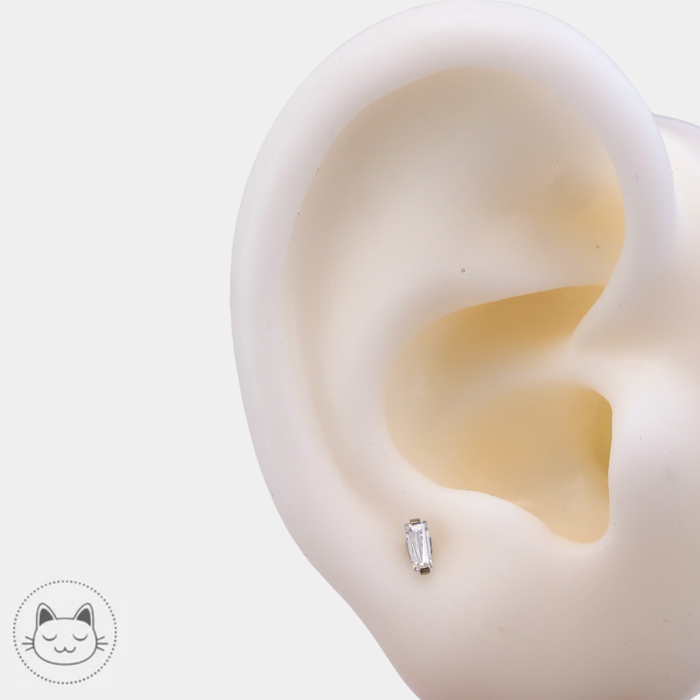 bijou titane zircon blanc neometal baguette porté lobe oreille