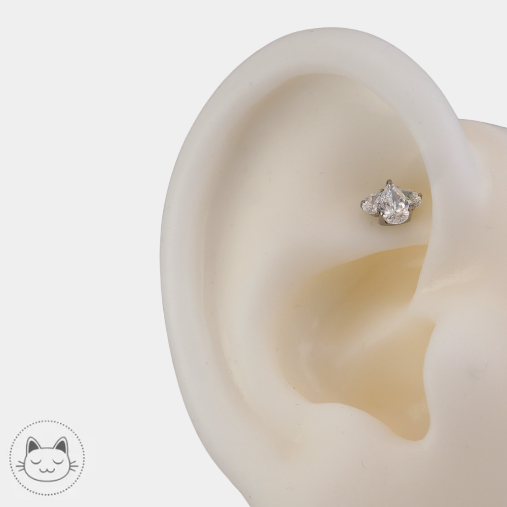 bijou piercing titane zircons blancs fan cluster neometal porté au daith oreille
