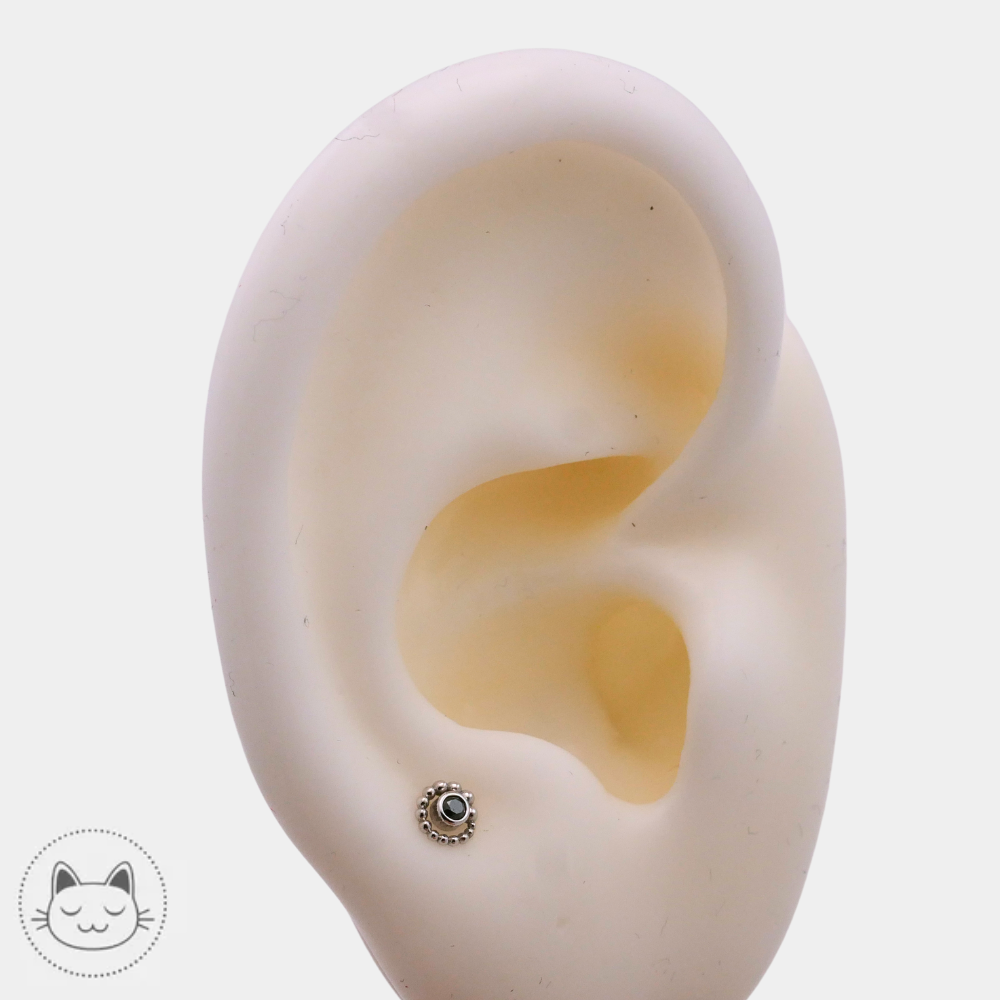 Détail du BVLA Tiny Beaded Swirl serti d’un diamant noir