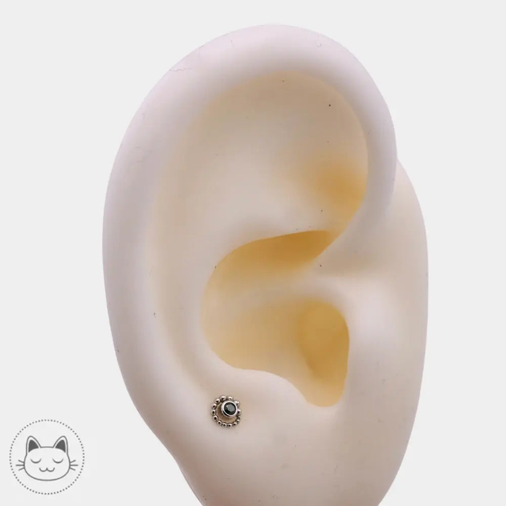 Détail du BVLA Tiny Beaded Swirl serti d’un diamant noir