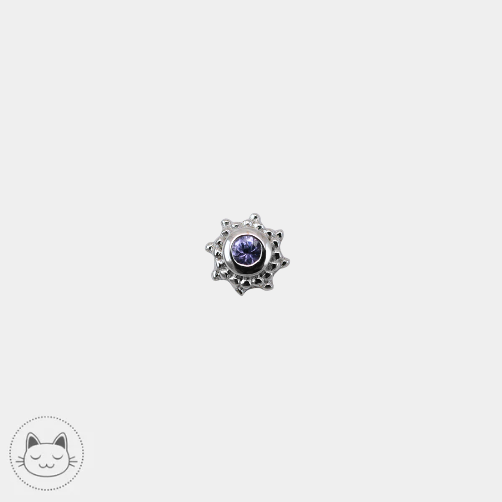 Bijou de piercing Galileo Naga en or blanc 14 carats avec pierre tanzanite violette, vue de face sur fond gris