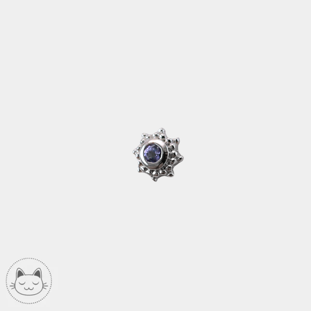 Gros plan du piercing Galileo de Naga en or blanc 14K serti d’une tanzanite violette