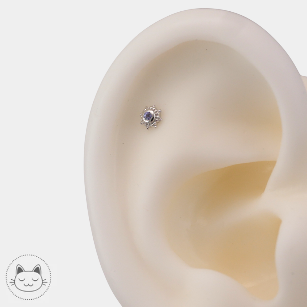 Bijou de piercing Galileo Naga avec tanzanite porté à l’hélix en or blanc 14 carats