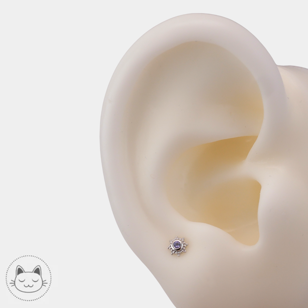 Piercing Galileo Naga en or blanc 14 carats porté au lobe avec pierre tanzanite violette