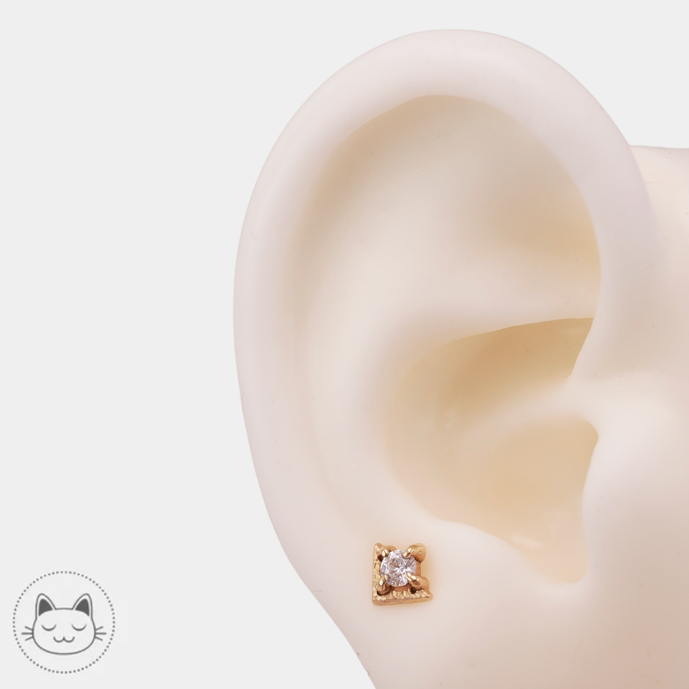 Bijou piercing Sacred Symbols D59 or 14 carats pour helix