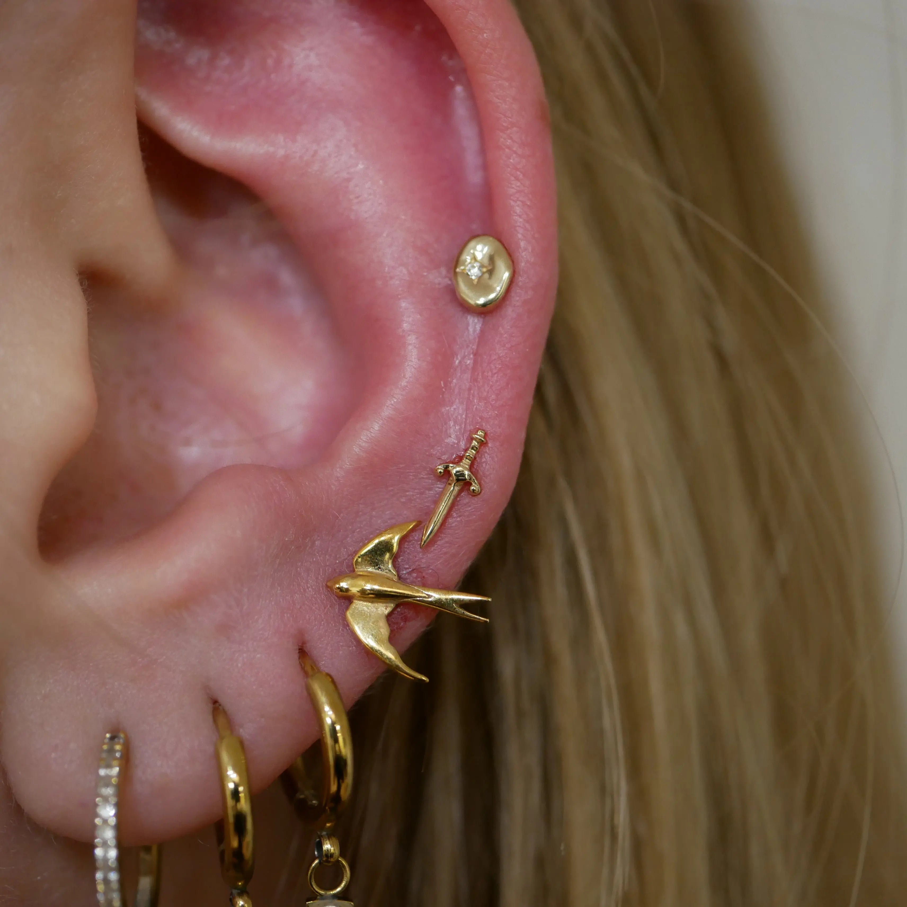 Bijou Blade Buddha Jewelry en or 14k, adapté au tragus, à l’hélix ou au conch, disponible dans notre studio de piercing Kawaii Place à Lille.