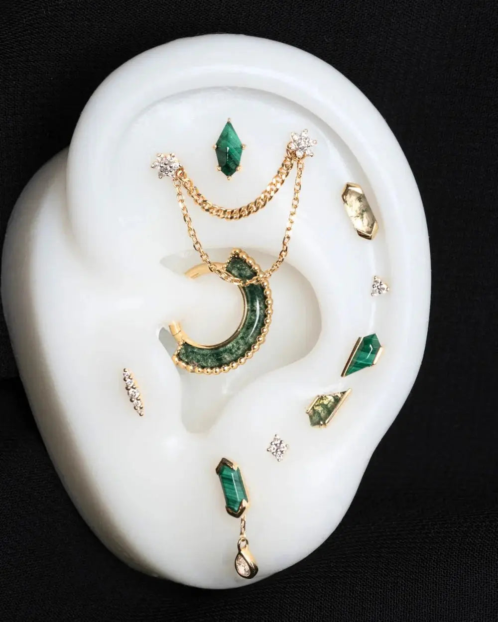 Bijou Reputation Buddha Jewelry en or 14k avec malachite, compatible tragus, hélix ou lobe, disponible au studio de piercing Kawaii Place à Lille.
