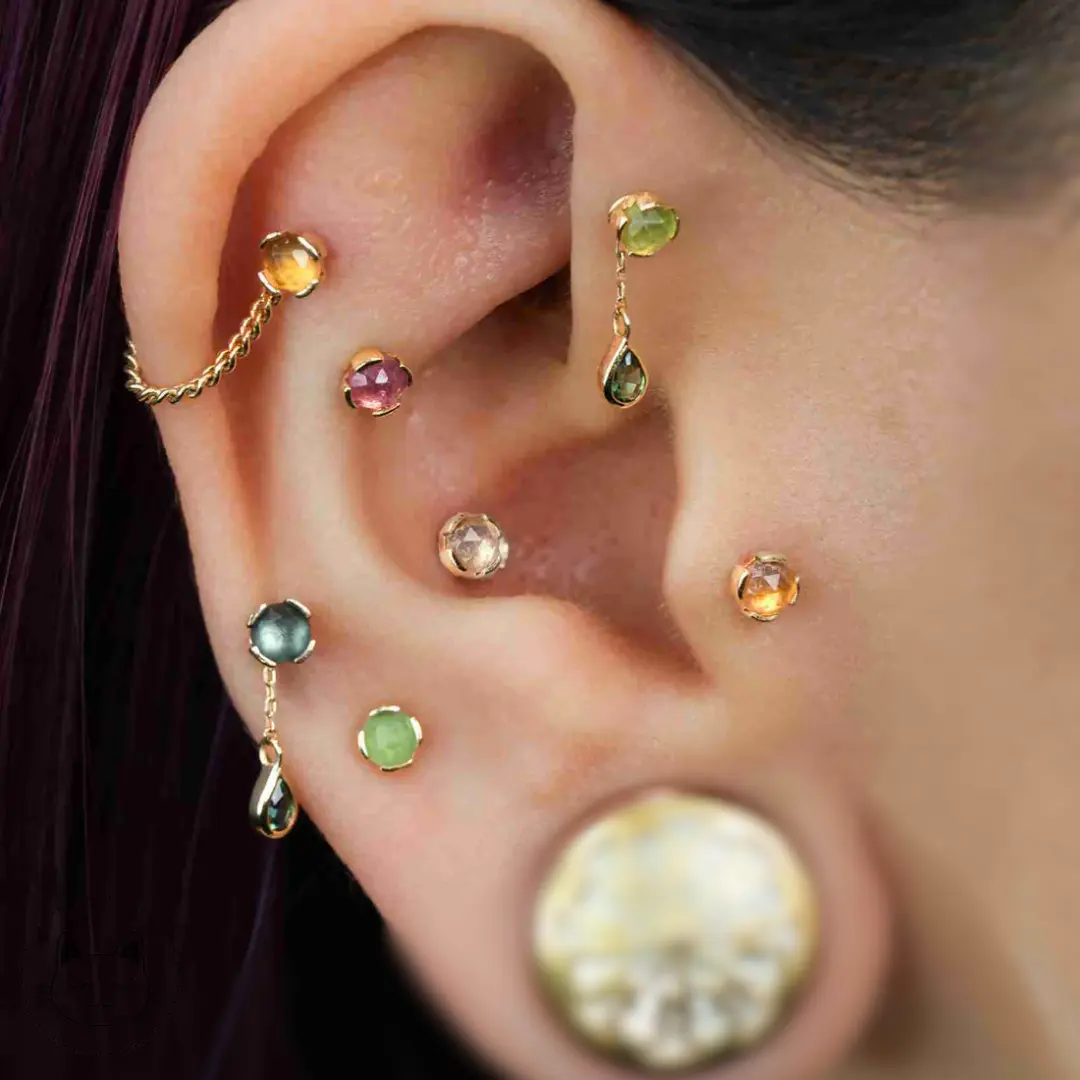 Bijou Peekaboo en or 14k serti d’une spinelle noire, pierre fine brillante, idéal pour divers piercings comme le tragus, l’hélix ou le lobe.