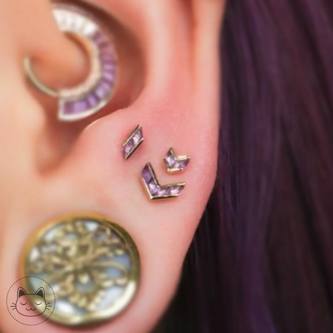 Bijou Vande Buddha Jewelry en or 14k avec topaze bleue, adapté au tragus, à l’hélix ou au lobe, disponible dans notre studio de piercing Kawaii Place à Lille.