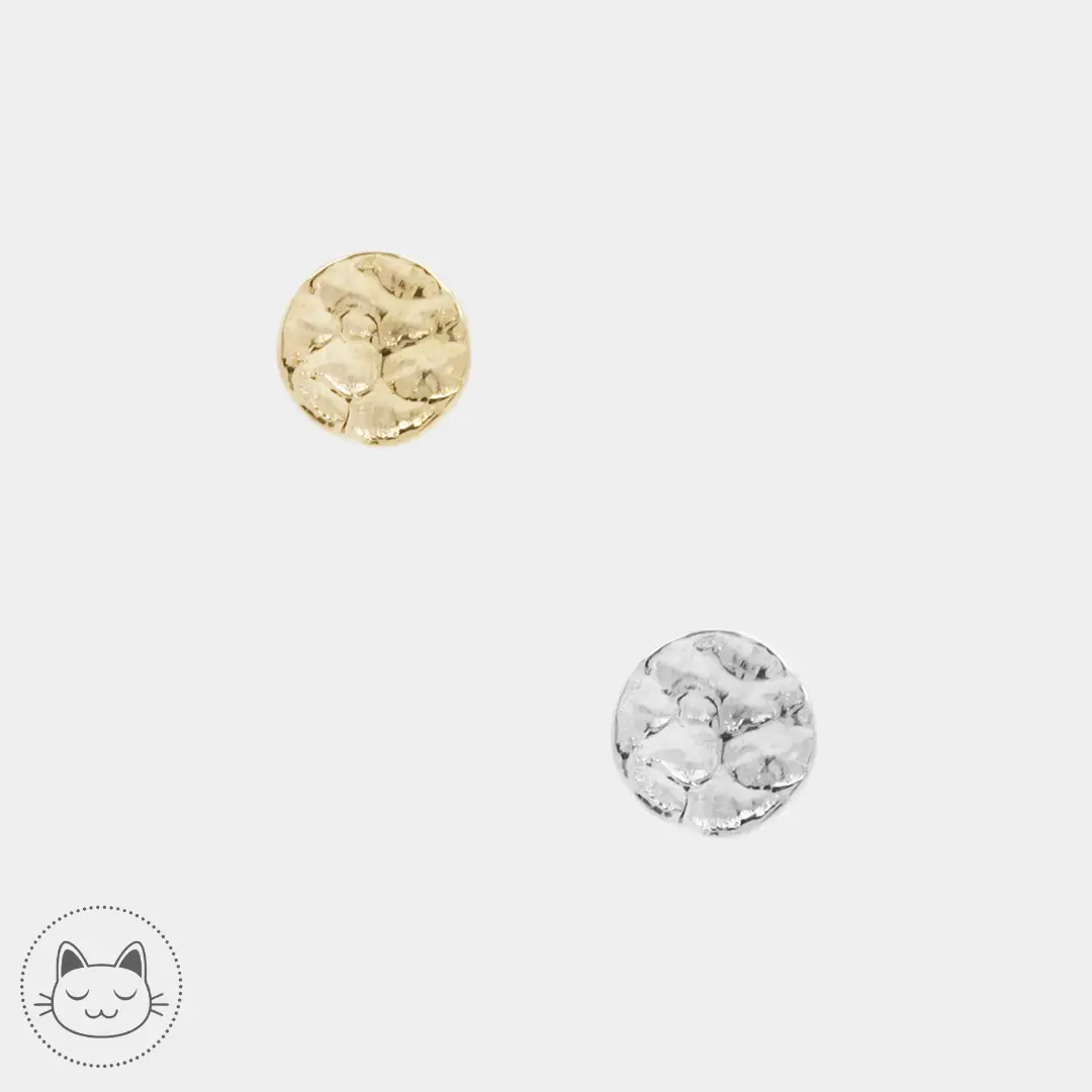 Bijou Hammered Disk en or 14k à texture martelée, design minimaliste et lumineux, idéal pour divers piercings comme l’hélix, le tragus ou le lobe.