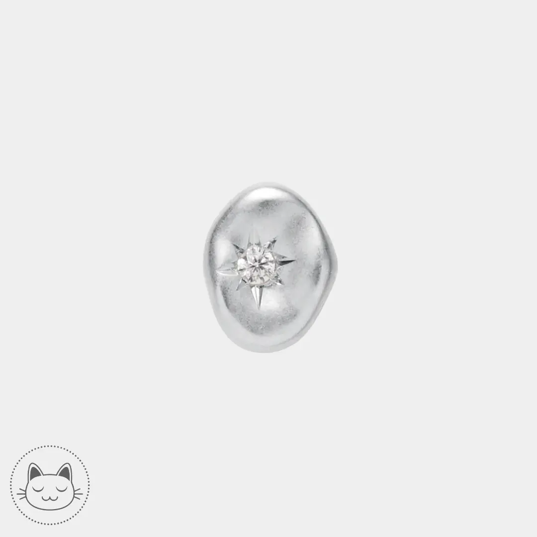 Bijou Lover en or 14k avec zircon blanc porté sur un piercing lobe, offrant un rendu lumineux et délicat proposé chez Kawaii Place à Lille.