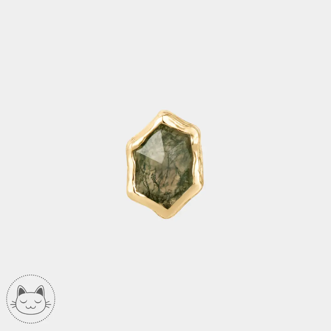 Bijou Pump Up The Volume en or 14k serti d’une agate mousse aux inclusions vertes naturelles, idéal pour l’hélix, le lobe, le conch ou le labret.