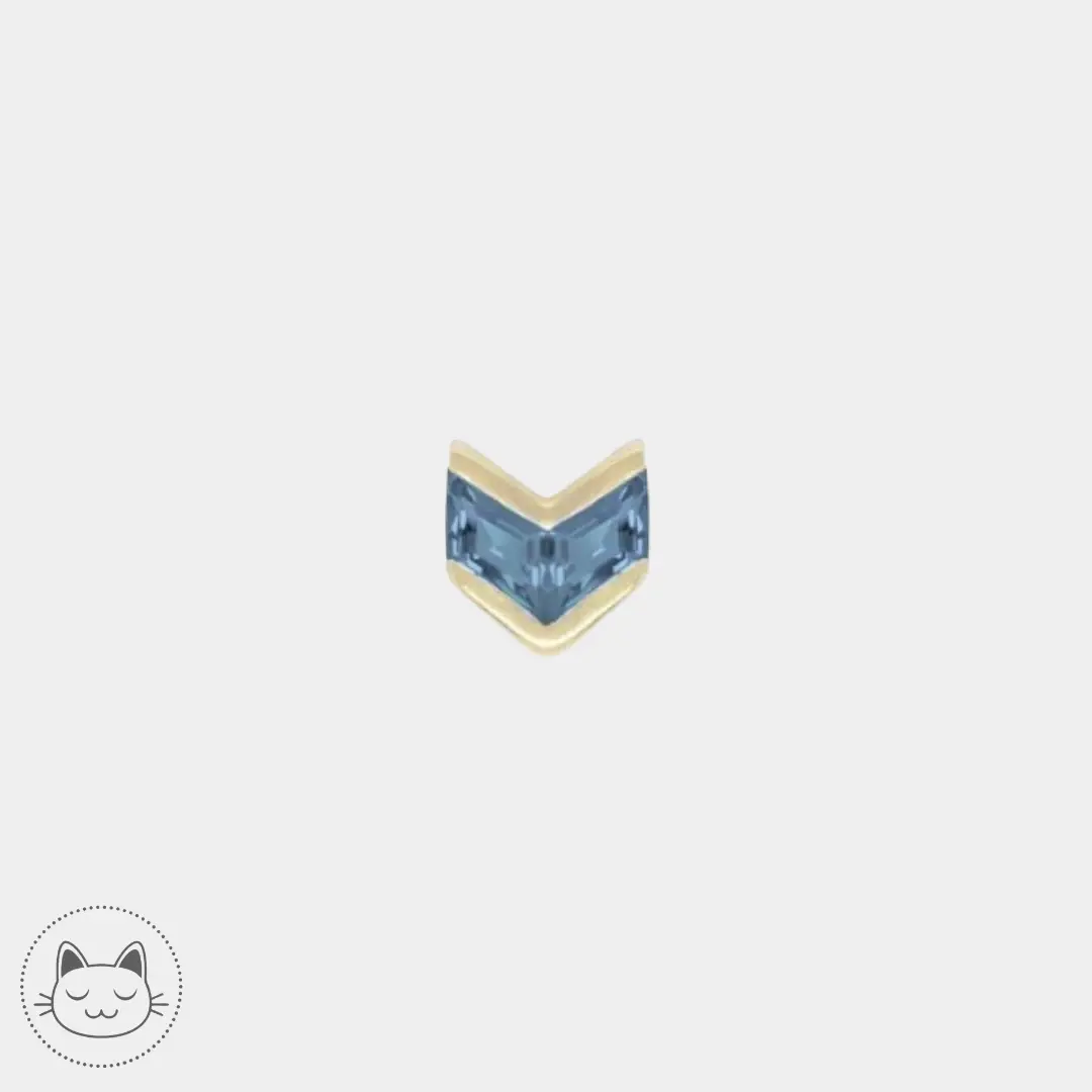 Bijou Vande en or 14k serti d’une topaze bleue lumineuse, pierre fine brillante, idéal pour différents piercings comme l’hélix, le tragus ou le lobe.