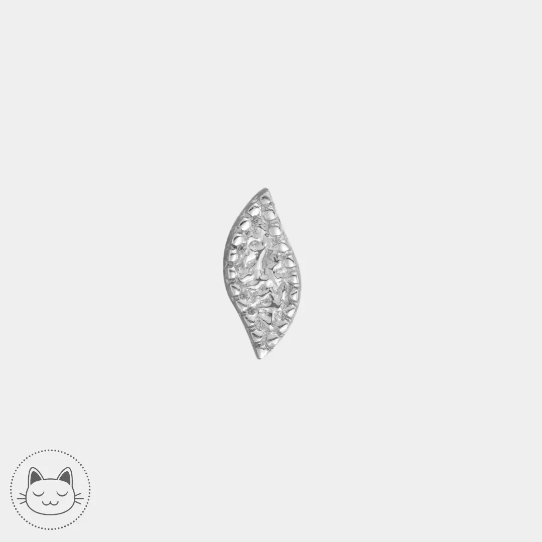 Wisp en or 14k, bijou minimaliste aux lignes fines, proposé en or jaune ou blanc, apprécié pour son éclat polyvalent et son style épuré en piercing.