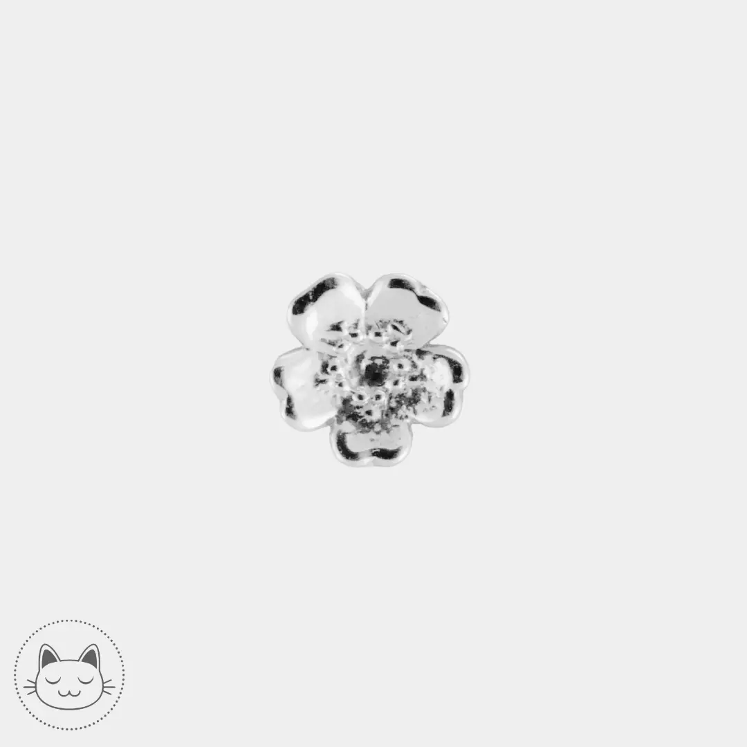 Simple Daisy BVLA en or 14k, bijou floral disponible en or jaune, rose ou blanc, apprécié pour son éclat délicat et son style raffiné en piercing.