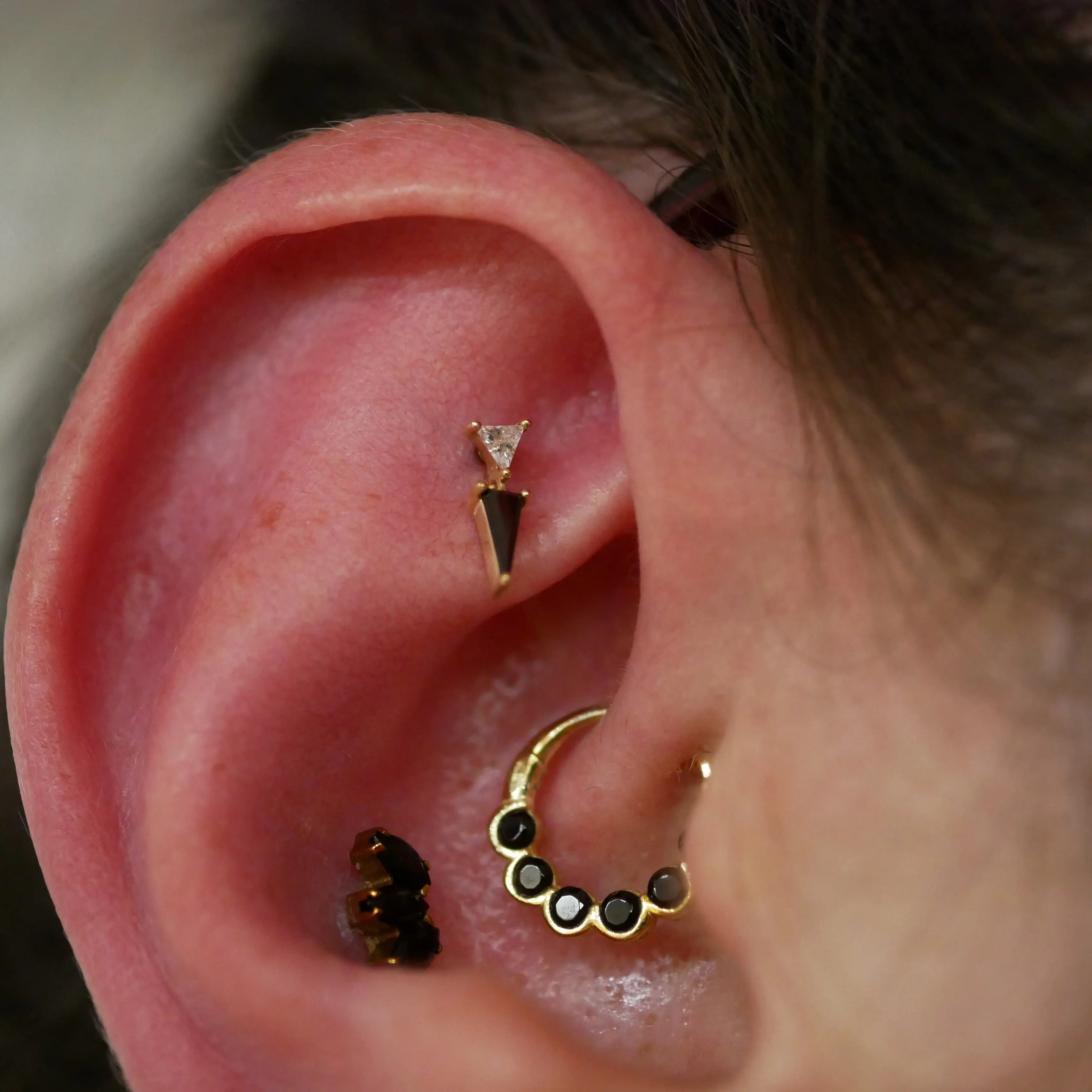 Bijou Daring en or 14k avec spinelle noire et zircon blanc porté sur un piercing hélix, offrant un rendu contrasté et raffiné proposé chez Kawaii Place à Lille.