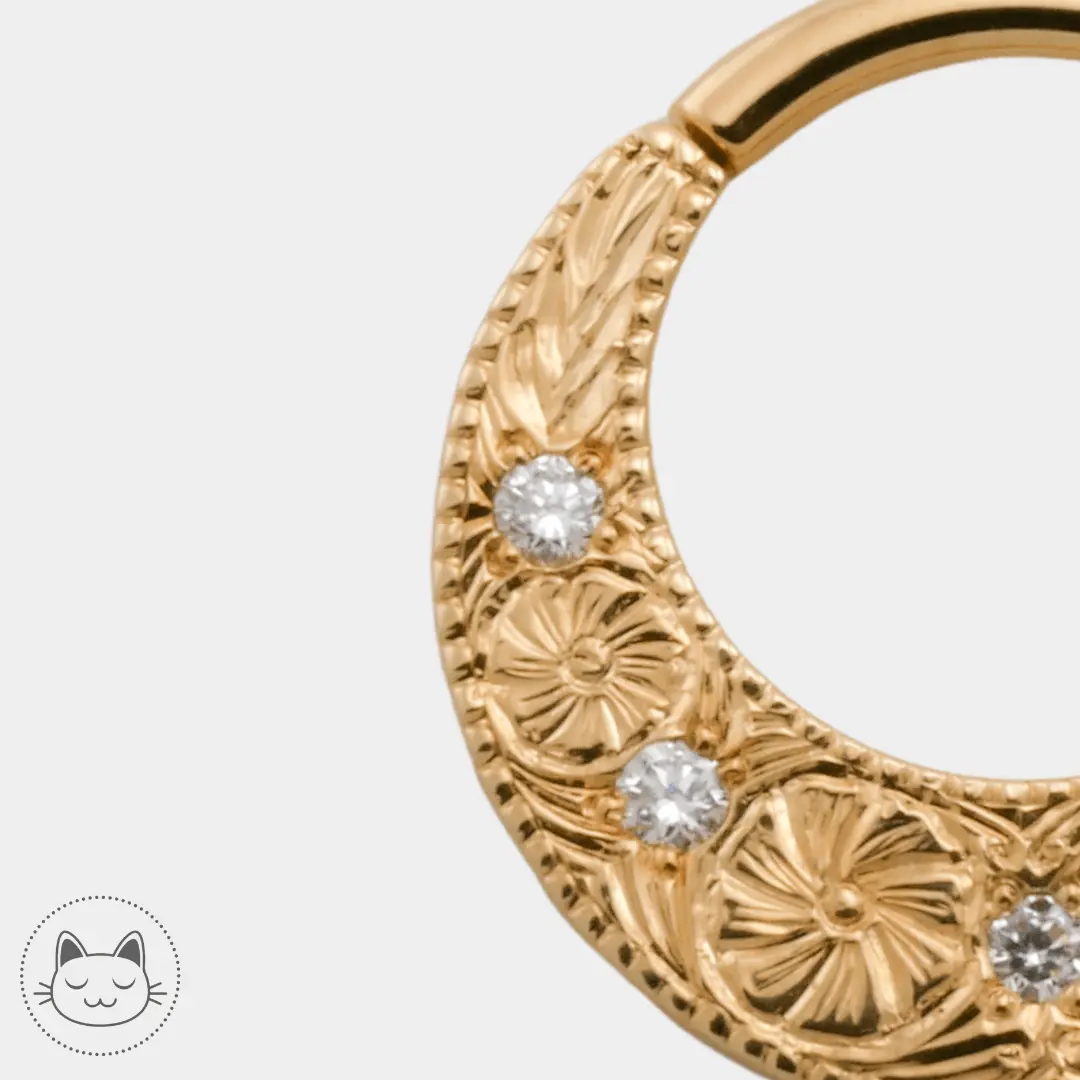 gros plan de : BVLA - Primrose - Or jaune et diamants blancs : Anneau en or 14k agrémenté de 5 diamants blancs.