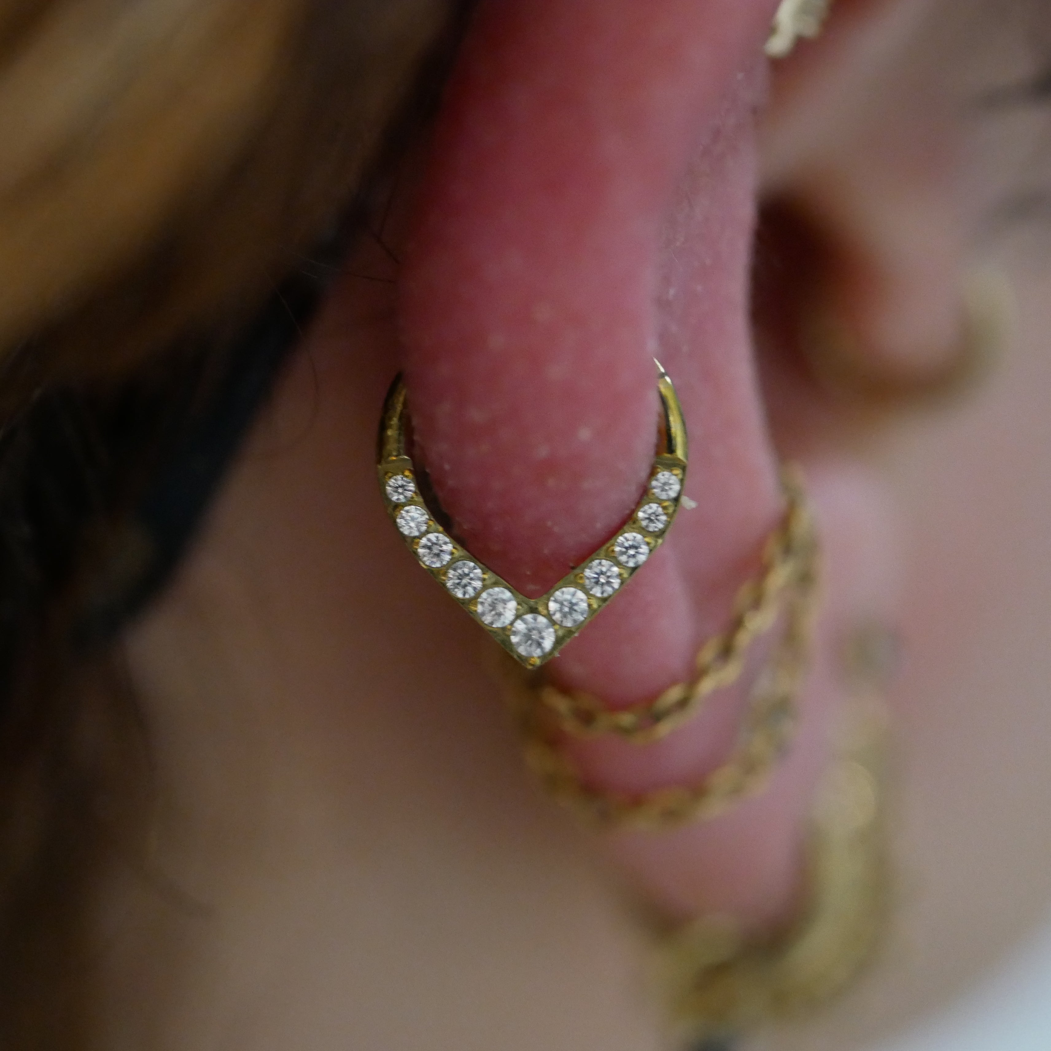 Clicker titane forme goutte pour septum avec zircons blancs