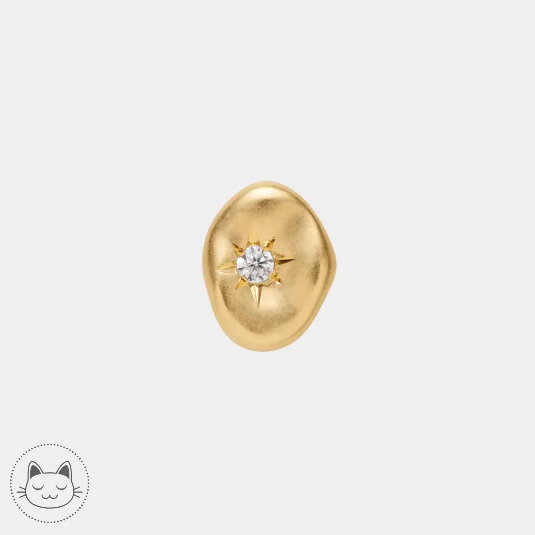 Bijou Lover en or 14k avec zircon blanc porté sur un piercing lobe, offrant un rendu lumineux et délicat proposé chez Kawaii Place à Lille.
