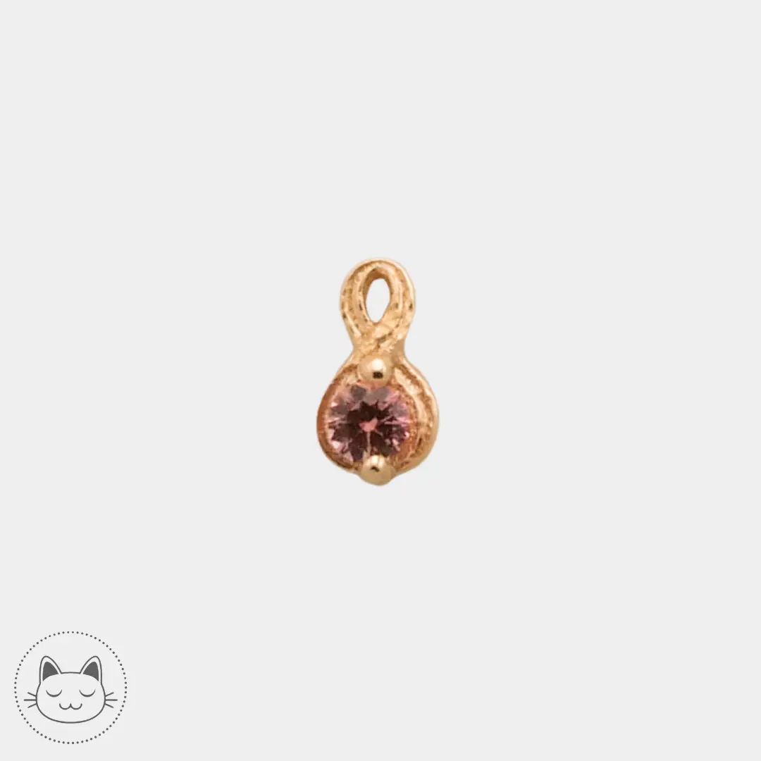 Bijou Naga Celestia en or jaune 14k serti d’un saphir rose 4,5 mm, parfait pour nostril, conch ou tragus, proposé dans notre studio Kawaii Place à Lille.