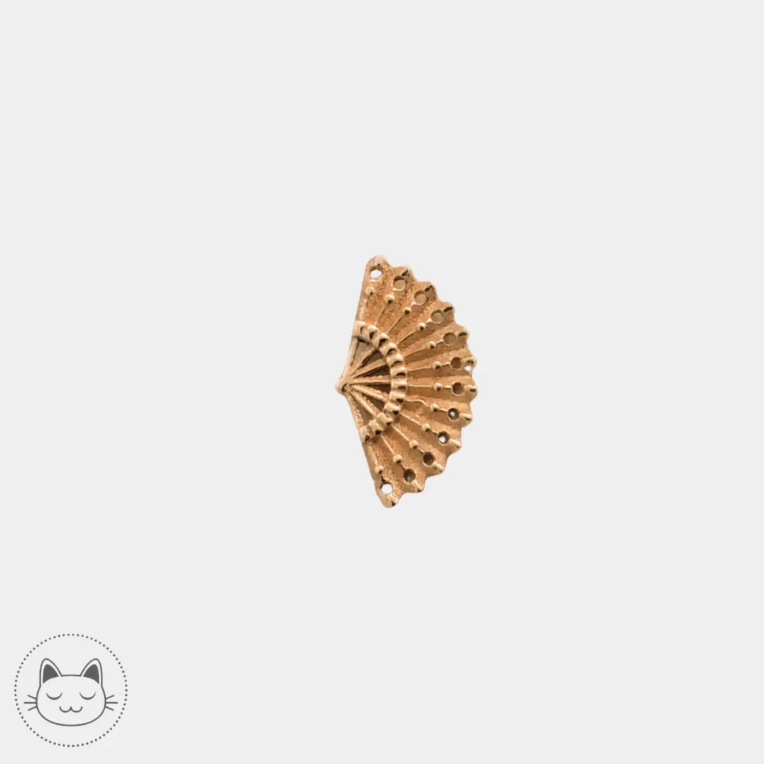 Cabochon Naga Edena en or 14 carats, finition raffinée de 5 x 9 mm, parfait pour un piercing délicat comme le lobe ou le conch, look joaillerie.